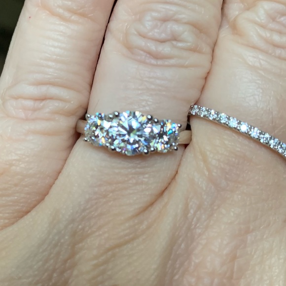 #204 “Live show listing” Stunning 2 TCW 3 stone brilliant white Moissanite - Picture 4 of 8